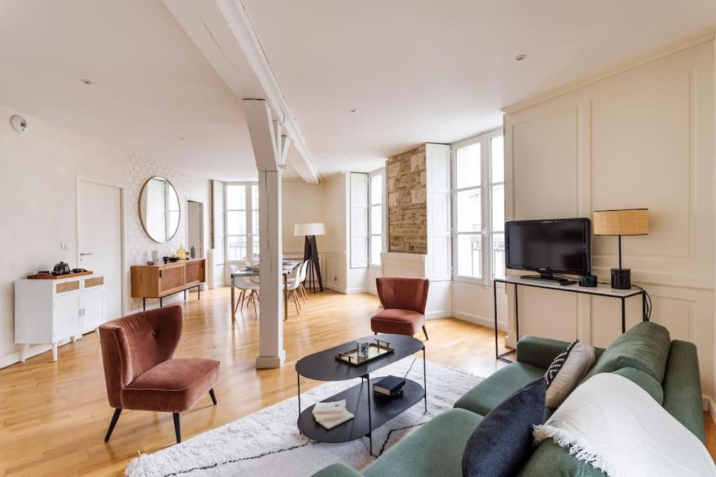 La Tourelle & L'Honore - 2 Appartements Dans Le Centre Historique De Рен Екстериор снимка
